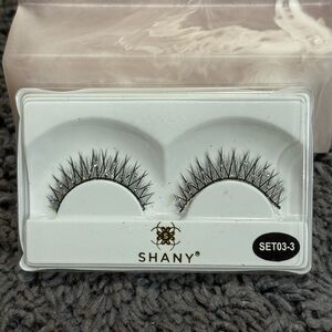 NWT Shany pair of glittery black eyelashes
